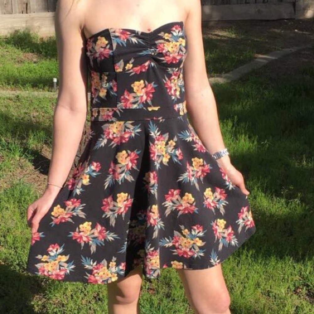 Dress - Picture 3 of 3